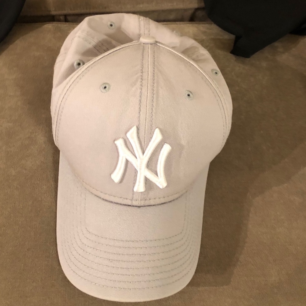 Sporty hat like new